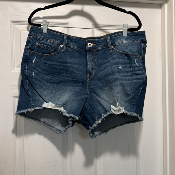 NEW Torrid Feel The Fit Mid Rise Cut Off Blue Distressed Denim Sz 18 Jean Shorts - Picture 2 of 5